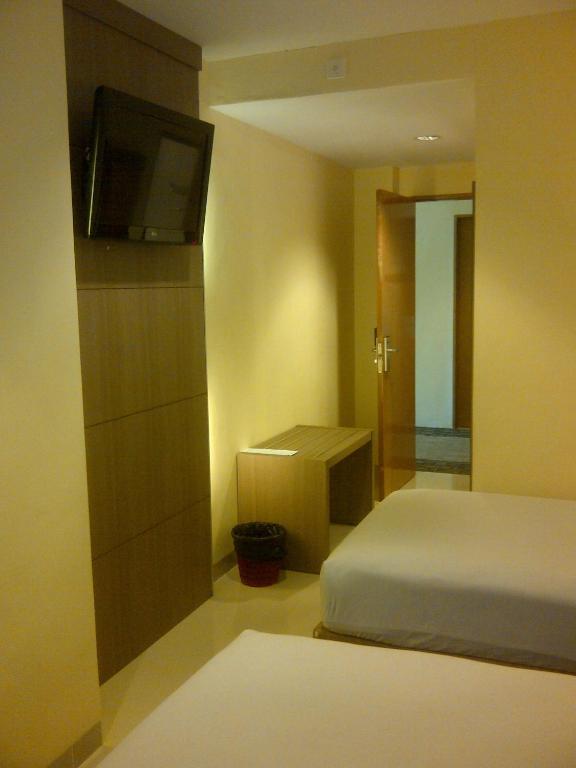 Amans Hotel Ambon Habitación foto